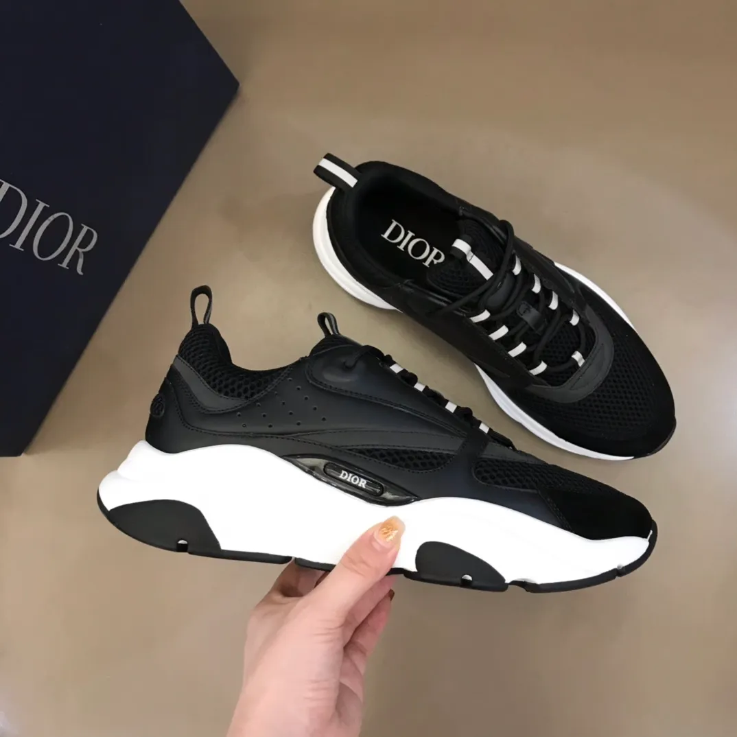Factory price: 480💰 ◾️▫️Dior D®️ x 🆕 (high version) B22 men's jogging fashion sneakers, this single product draws inspiration from retro jogging shoes. It adopts a thick low-top design, with an upper made of black cow leather and mesh fabric, and a black and white engraved rubber sole. Black mesh fabric tongue and heel counters complement black laces, with an embossed "Di~r" logo embellishment on the side. These sneakers can be mixed and matched with a classic suit for a sporty chic look! Size: 39-45 (38, 46 can be customized)